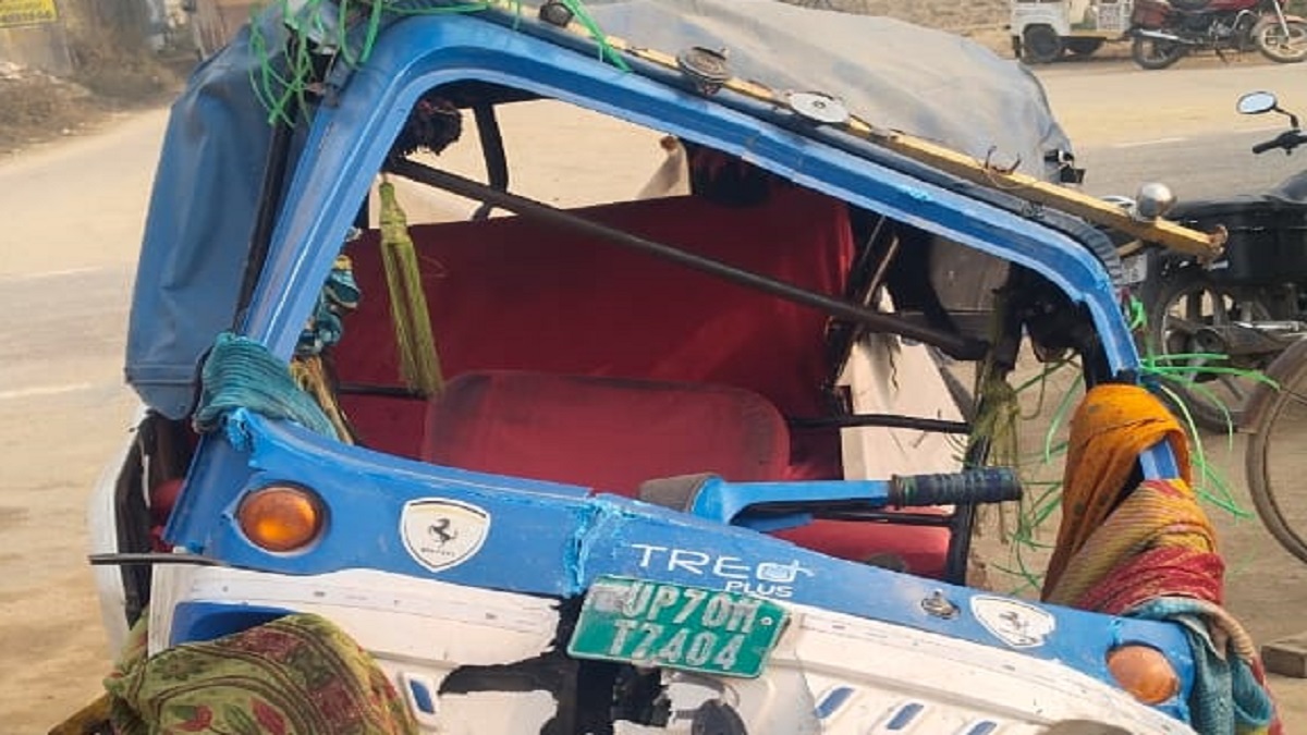prayagraj accident e rickshaw and car collision injures many persons including school children