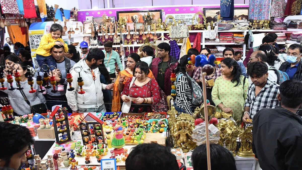 theft at international trade fair sari worth lakhs stolen
