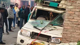प्रयागराज-गोरखपुर हाईवे पर बच्चे की जान लेने वाला पिकअप दुर्घटनाग्रस्त पिकअप वाहन। जागरण