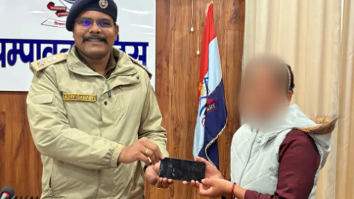 छह महीने बाद इंग्लैंड में बजी उत्तराखंड से गायब मोबाइल की घंटी, मालिक को मिली खबर तो खुशी से झूम उठी
