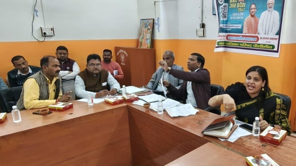 pilibhit nagar palika councilors protest transfer reversal chaos ensues