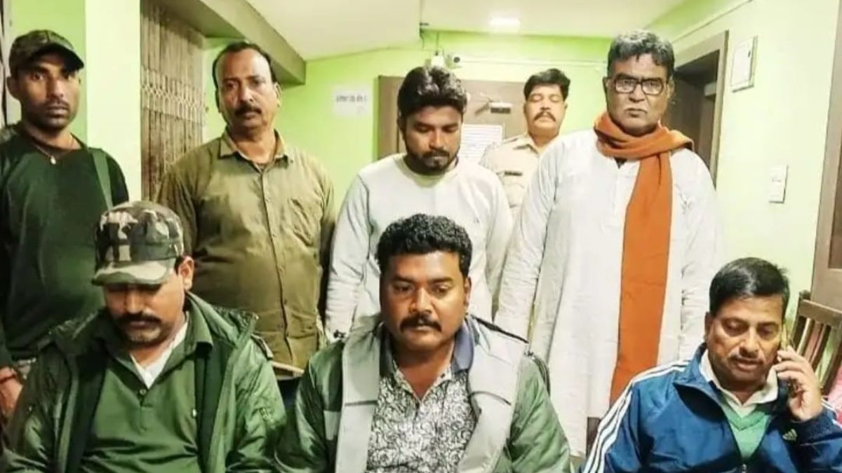 snake venom smuggling father son arrested in dev aurangabad