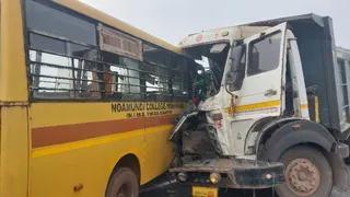 स्कूल बस के बीच भीषण टक्कर। फोटो जागरण