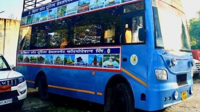 Double Decker Bus: गंगा पथ पर दौड़ती डबल डेकर बस बनी टूरिस्टों की पहली पसंद, 2000 से अधिक लोगों ने की सवारी 
