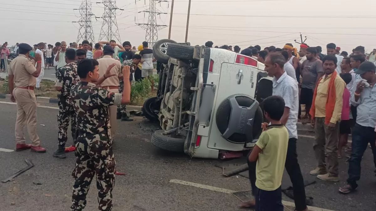 gorakhpur flyover accident bolero hits magic driver flees