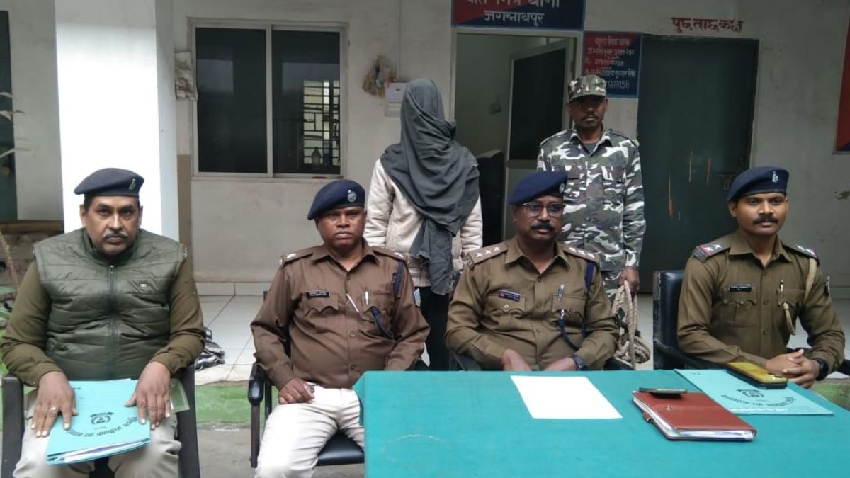 fake peshkar arrested for extorting woman with obscene video in bokaro