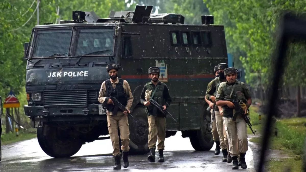 delhi blast jammu kashmir police special investigation agency arrested tufail from srinagar links are connected to red fort suicide bomber