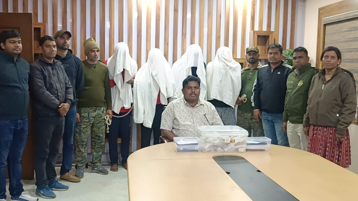 4 smugglers arrested with white sea coral worth 10 lakh in jamshedpur