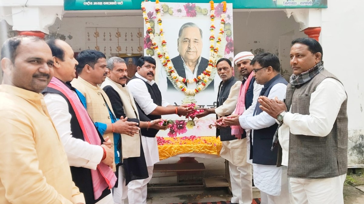 mulayam singh yadav jayanti celebrated in varanasi by samajwadi party