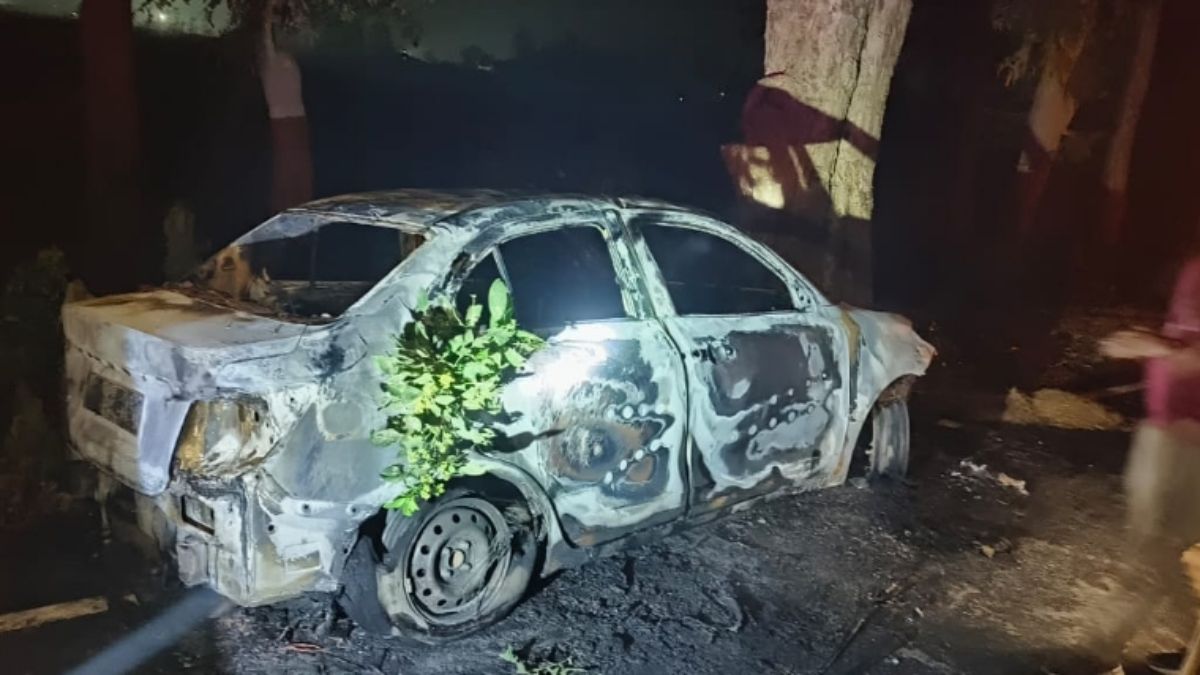 car fire accident in pilibhit passengers escape unhurt
