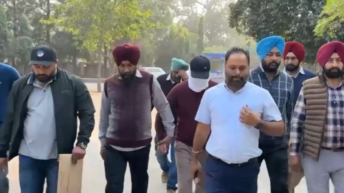 vigilance arrested batala sdm while taking bribe rs 14 lakh cash recovered during search