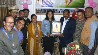 देहरादून रेलवे स्टेशन में क्रिकेटर स्नेह राणा को स्मृति चिह्न भेंटकर उनका सम्मान करते स्टेशन अधीक्ष रविंद्र कुमार, सीटीआई सुहैल खान, सीएमआई एसके अग्रवाल और अन्य रेल अधिकारी व कर्मचारी। जागरण
