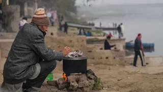 उत्तर भारत में कोहरे और सर्दी का असर अब धीरे धीरे बढ़ रहा है (फोटो- एएनआई)
