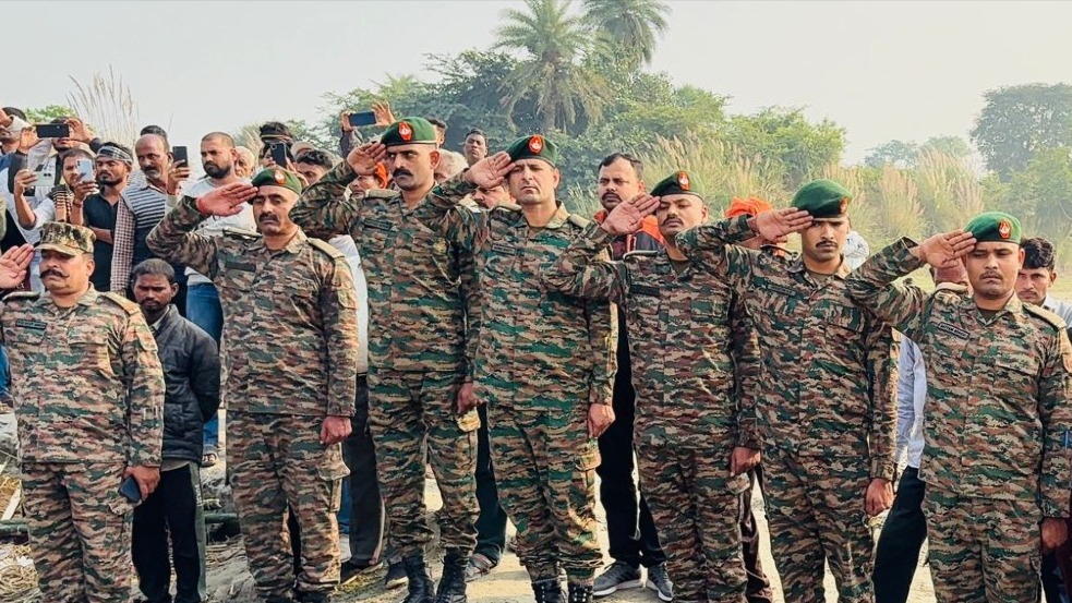 amethi road accident three friends die village mourns