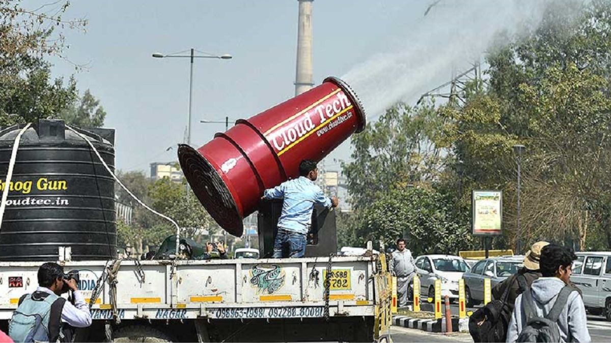 anti pollution drive in up anti smog gun and sprinkler used in gautam buddh nagar and ghaziabad to get rid of pollution