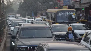 छतरपुर 100 फुटा रोड पर शनिवार को लगा था जाम। फोटो सौजन्य- जागरण