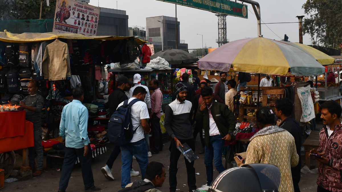 delhi anand vihar station congestion due to encroachment