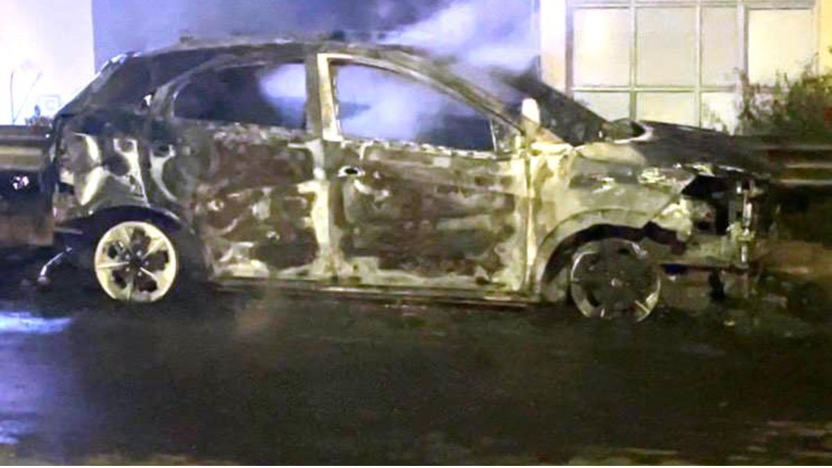 lucknow news running car trapped in fire in lucknow driver jumped from car and save his life