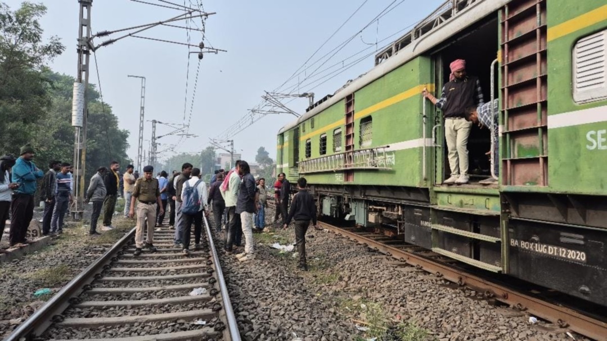 tower wagon derails in harda mumbaiitarsi route disrupted
