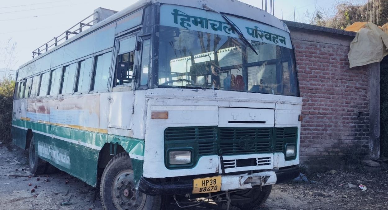 hrtc buses stranded in kullu due to road closure