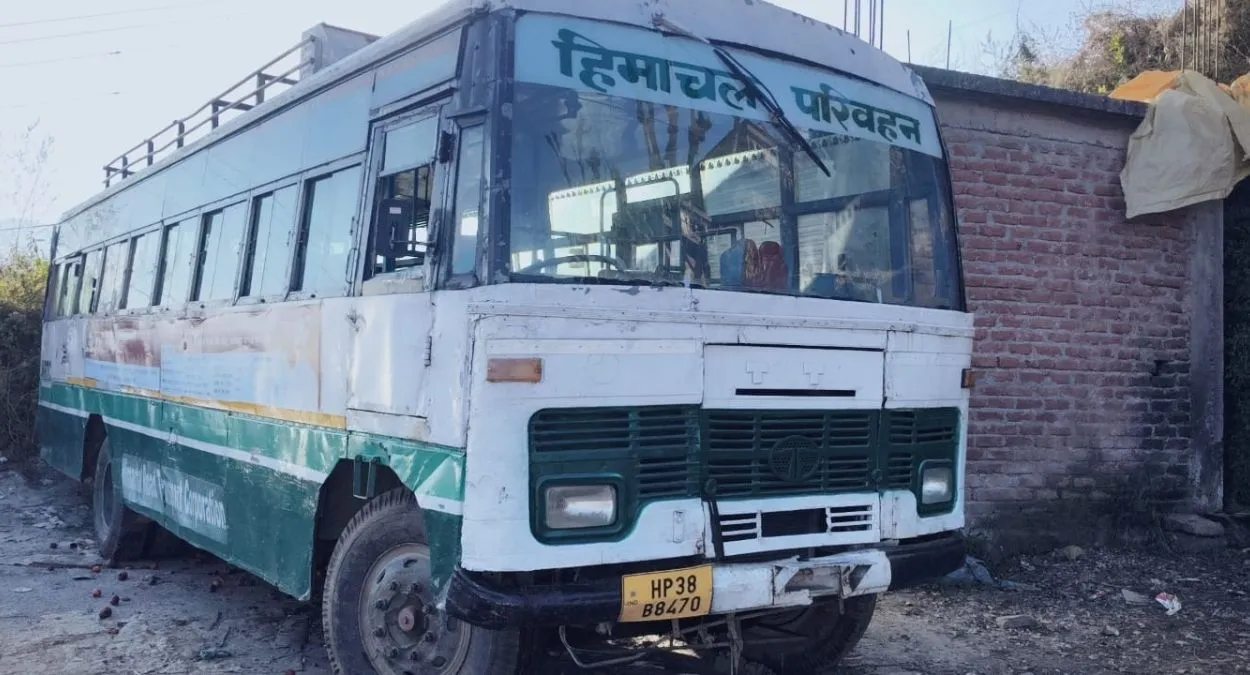 आपदा के कारण कुल्लू के तीन मार्गों पर फंसी HRTC की बसें, स्कूल-कॉलेज के छात्र परेशान; रोज हो रहा हजारों का नुकसान
