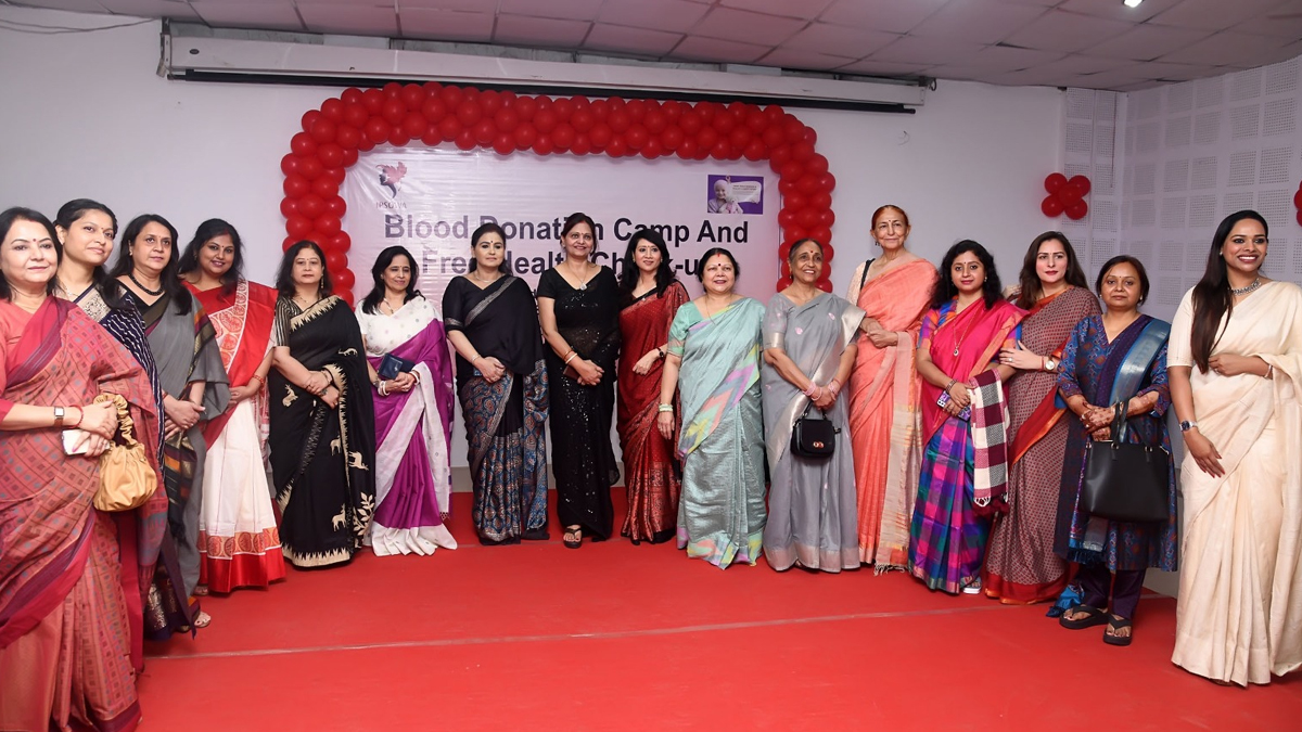 bihar ips officers wives donate blood a noble cause