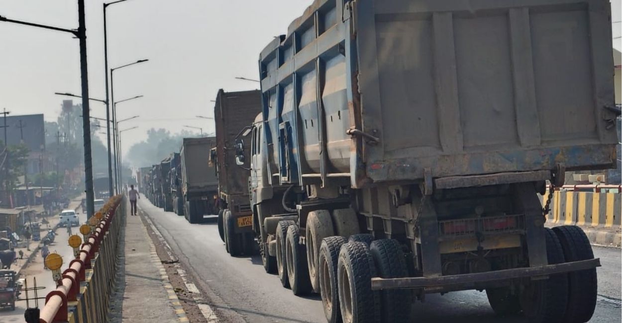 kanpur sagar highway faces 12 hour traffic jam with 25 km long queues