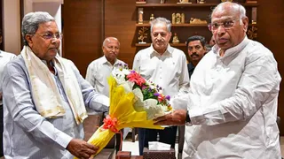 नई दिल्ली में कांग्रेस अध्यक्ष मल्लिकार्जुन खरगे से मुलाकात करते हुए कर्नाटक के मुख्यमंत्री सिद्दरमैया। फोटो- पीटीआई