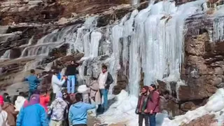 हिमाचल प्रदेश में कड़ाके की ठंड से लाहुल में जमा नाला।
