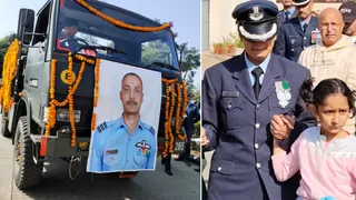 विंग कमांडर नमांश स्याल का अंतिम संस्कार हो गया। इस दौरान उनकी पत्नी और बच्ची। जागरण