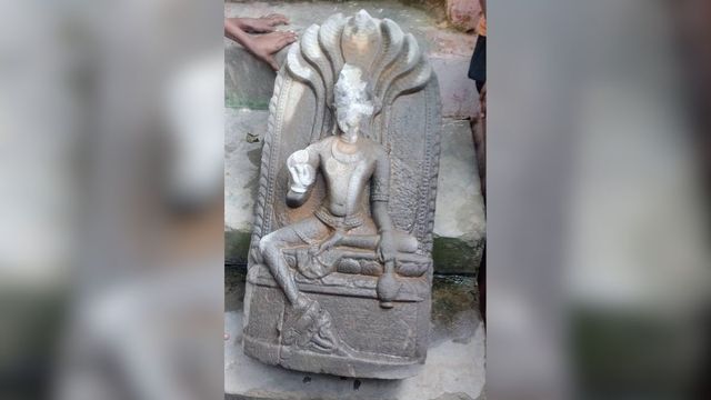 नवादा के सकरी नदी में मिली भगवान विष्णु की प्रतिमा, देखने के लिए श्रद्धालुओं की उमड़ी भीड़
