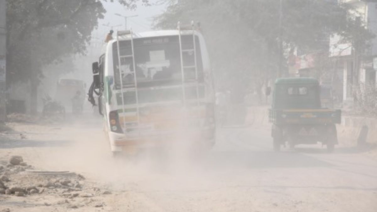 delhi pollution dust on outer delhi roads causes problems