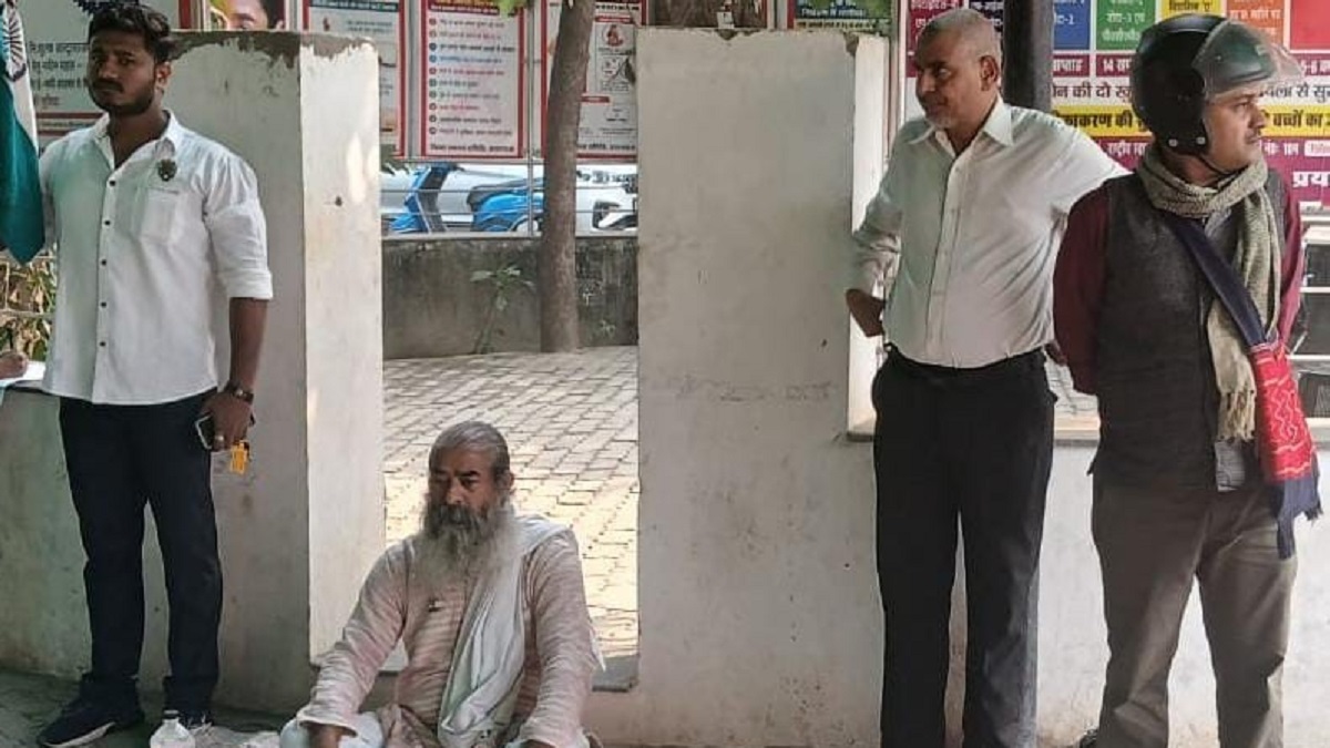 prayagraj lawyers protest alleging negligence at nazareth hospital doctors alleges assault