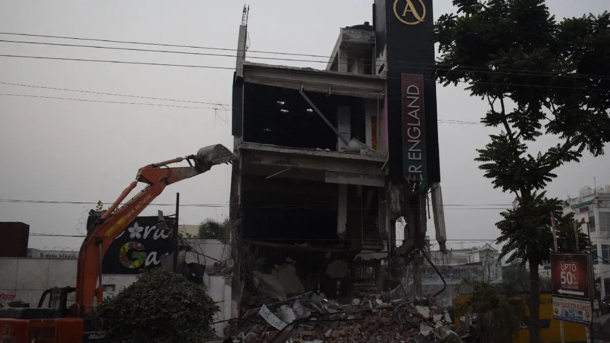 तौकीर के करीबी आरिफ के अवैध तीन मंजिला कॉम्प्लेक्स पर दूसरे दिन भी गरजा बुलडोजर, जमींदोज हुई बि‍ल्‍ड‍िंग