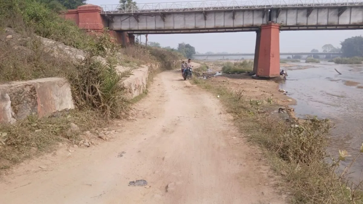 आजादी के 78 साल बाद भी सड़क निर्माण अधूरा, बरसात में थम जाती है हजारों गांवों की 'जिंदगी'
