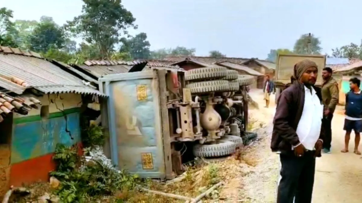मिट्टी के घर पर पलटा गिट्टी लदा हाईवा, पिता-पुत्री की मौत; ग्रामीणों ने किया सड़क जाम