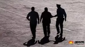 'तीन जिलों का हिस्ट्रीशीटर हूं, जिंदा नहीं छोड़ूंगा', पड़ोसी ने अश्लील हरकत का विरोध किया तो की ये गंदी हरकत 
