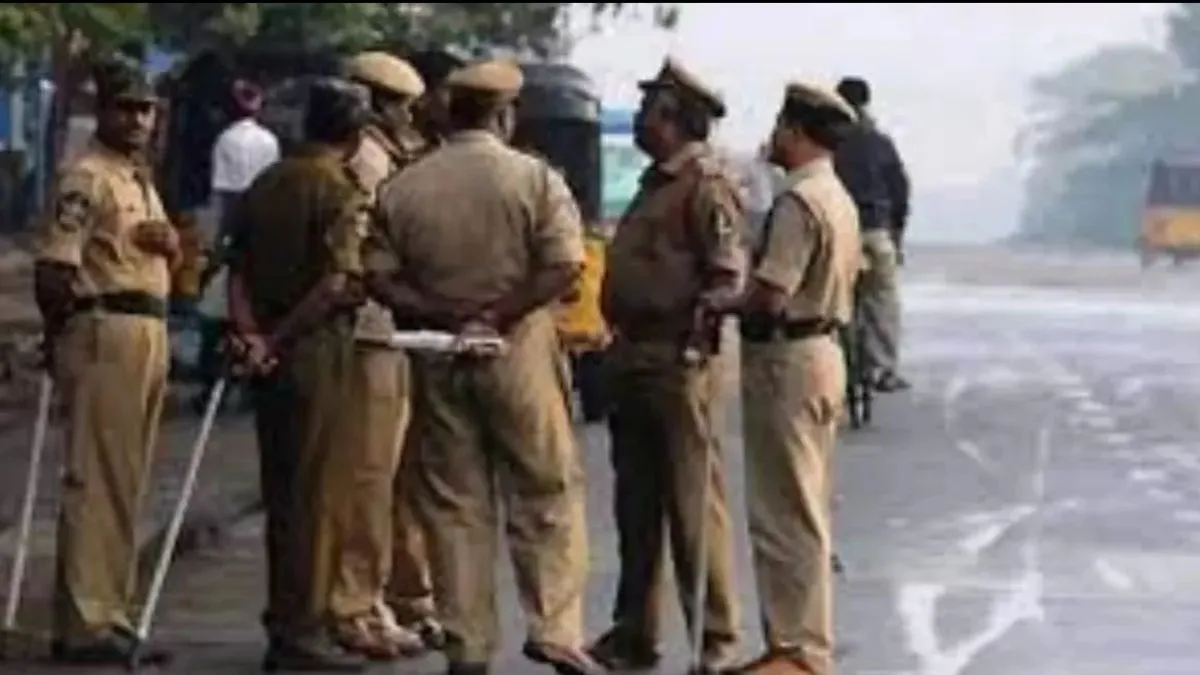 कर्नाटक में गाड़ी चेकिंग के दौरान नशे में धुत ऑटो चालक ने खुद को लगा ली आग, देखती रह गई पुलिस
