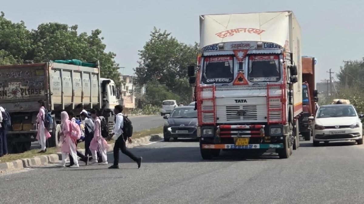 manesar students risk lives crossing highway footover bridge demand intensifies