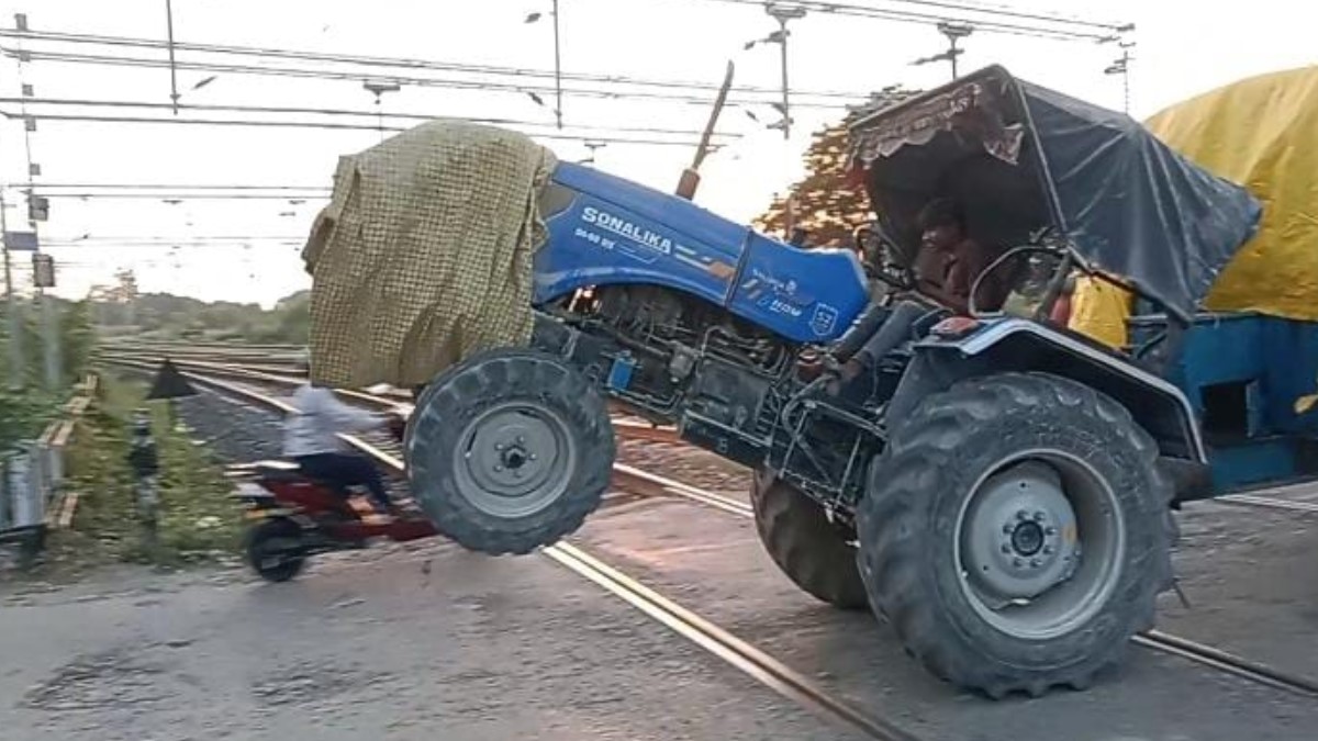 overloaded tractor trolleys stunt on mau majhwara road traffic rules violated