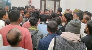 स्याना के राज फार्म हाउस में अतिरिक्त दहेज की मांग को लेकर हंगामा के दौरान मौजूद लोग। जागरण