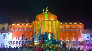 बदरीनाथ मंदिर को 12 क्विंटल फूलों से सजाया गया।