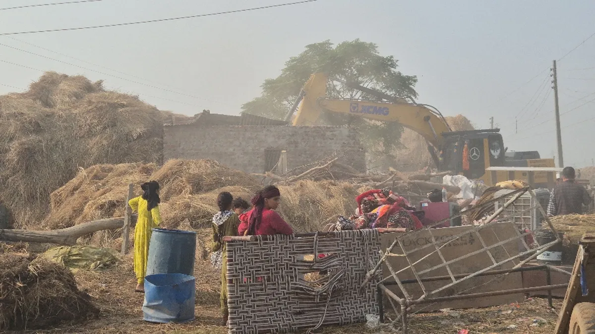 जम्मू प्रशासन ने सरकारी भूमि पर कब्जा हटाया, पर नहीं हटे अतिक्रमणकारी, पुलिस के लिए चुनौती