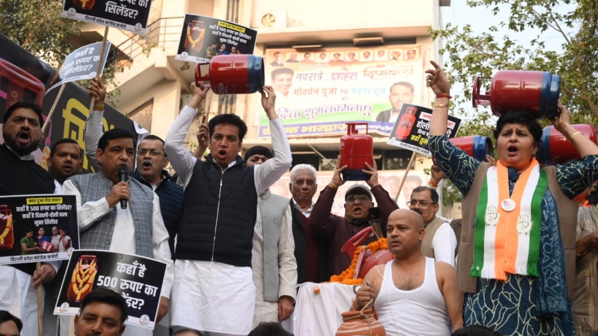 congress protests against bjp over unfulfilled free cylinder promise