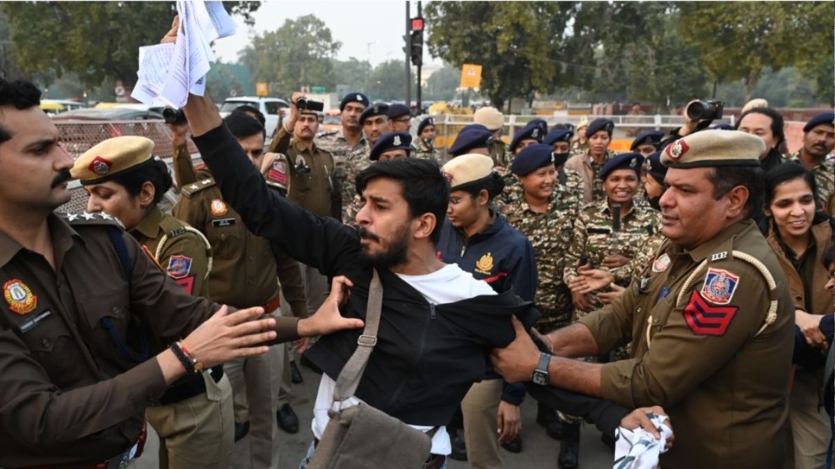 delhi protest chili spray attack on police 15 arrested