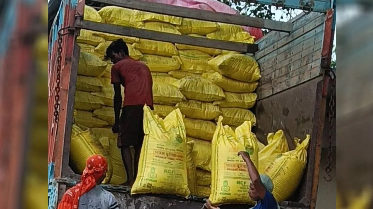 bihar 10 firs filed 28 licenses cancelled over fertilizer irregularities