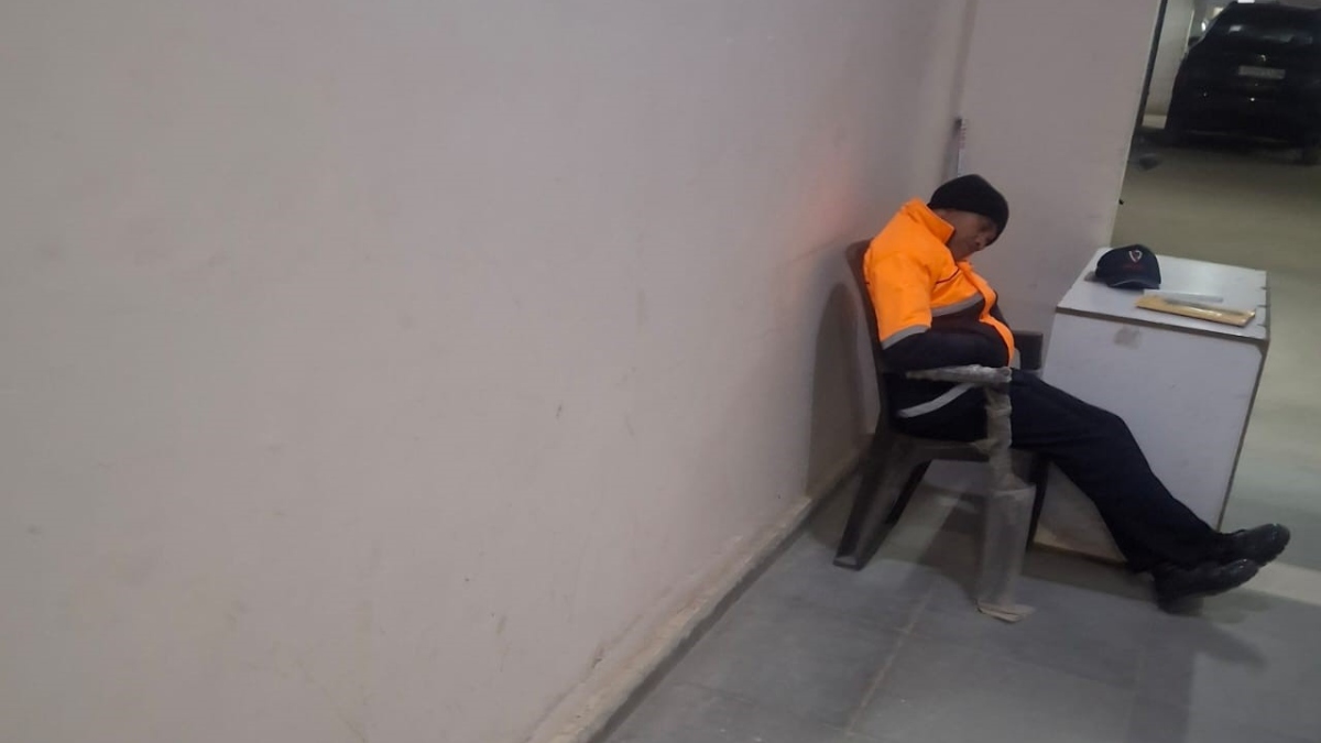 greater noida child trapped in lift security guards asleep