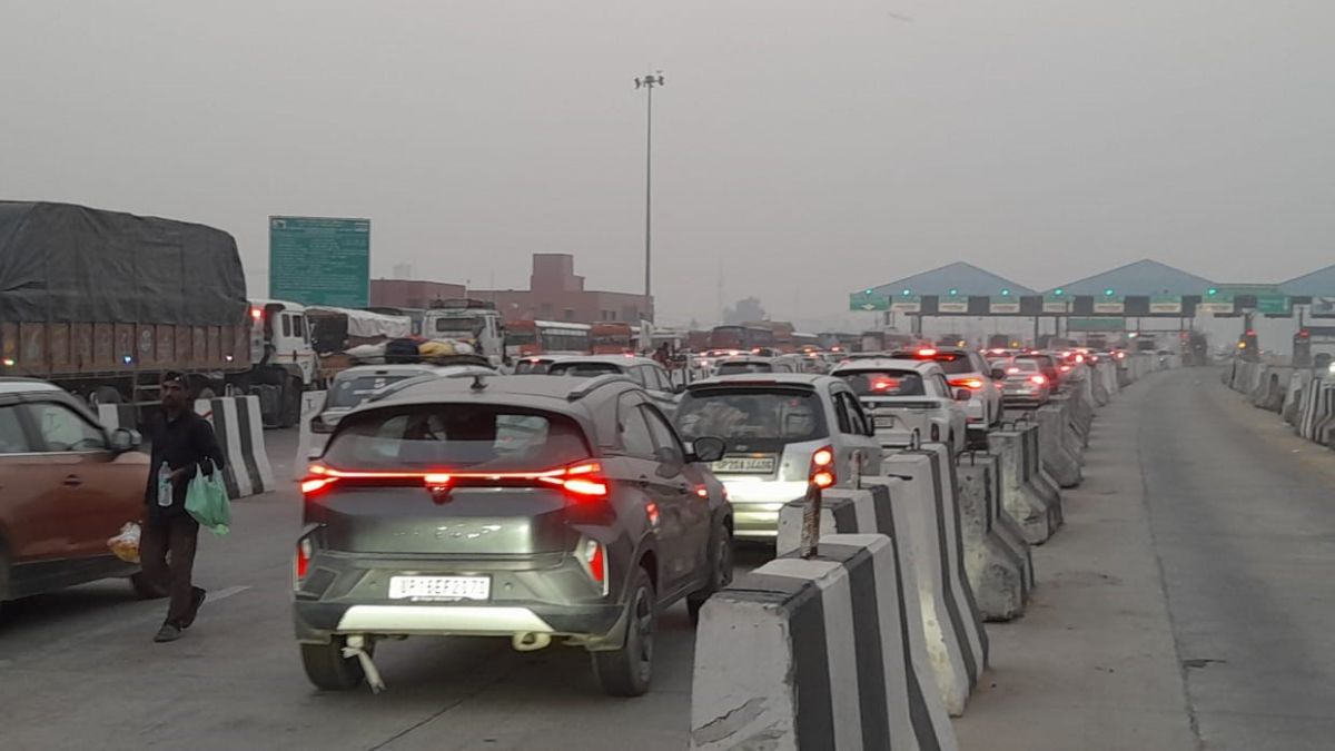 traffic jam on delhilucknow highway near toll plaza