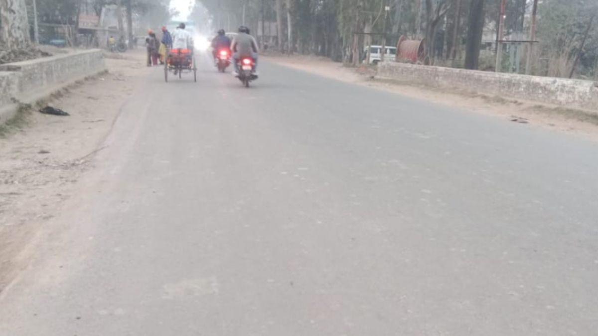 noida roads missing lane markings broken signboards create chaos