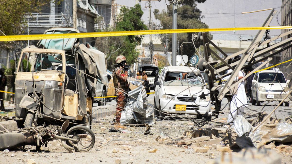 pakistan paramilitary hq attack suicide bombing kills three
